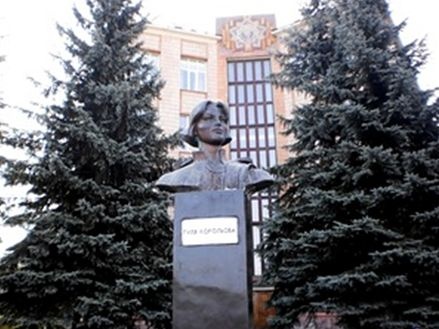 Памятник Гуле в городе Ровно рядом с Водным институтом народного хозяйства и природопользования (бывший Киевский Гидромелиоративный институт, в котором училась Гуля)