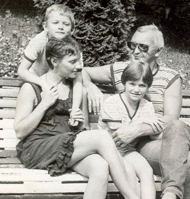 Сын Гули А. Королев с женой Аллой и детьми Олей и Алешей, 1986 год