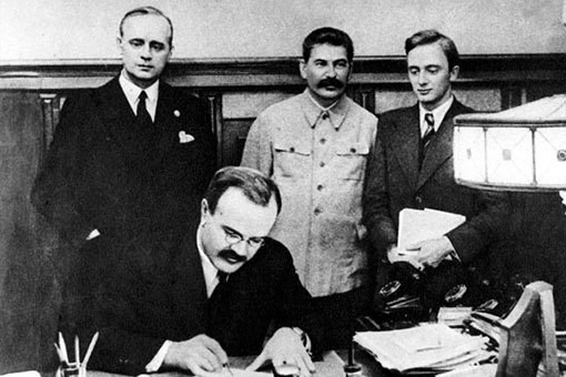 «К концу 1930-х годов, когда, казалось бы, выстраивалось сотрудничество между Берлином и Москвой и когда был заключен пакт о ненападении, очень многие дальновидные люди в Советском Союзе поняли, что войны не избежать»