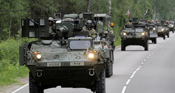 Передислокация колонны военной техники США во время учений Dragoon Ride II © REUTERS, Ints Kalnins