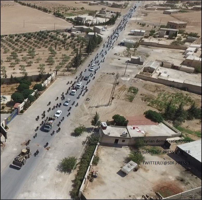 Террористы ИГ в организованном порядке выходят из Манбиджа после его занятия формированиями СДС. Фото: almasdarnews.com