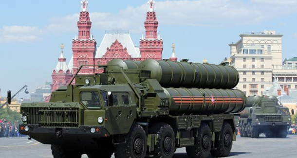 Зенитная ракетная система большой и средней дальности С-400 «Триумф» на Красной площади в Москве во время военного парада (Фото: Марина Лысцева/ТАСС)