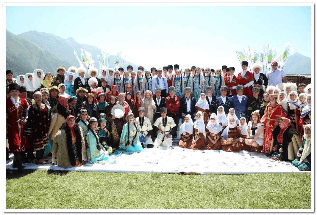 Какие народы являются коренными жителями кавказа. Цамаури в Тляратинском районе. Коренные народы Дагестана. Аварцы даргинцы Лезгины. Коренные народы Республики Дагестан.
