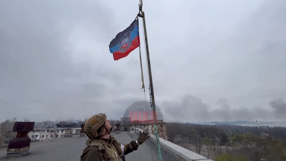Кто поднял знамя над новгородом 20 января. Флаг России в Мариуполе 2022. Поднятие флага. Знамя над Мариуполем. Флаг над Мариуполем.